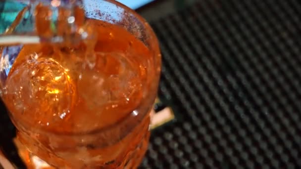 Bartendern Häller Gyllene Whisky Konjak Eller Konjak Från Flaskan Glas — Stockvideo