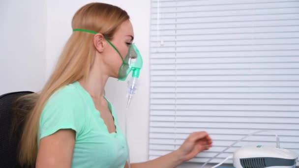 Gros Plan Jeune Femme Utilisant Masque Respiratoire Inhalant Des Médicaments — Video