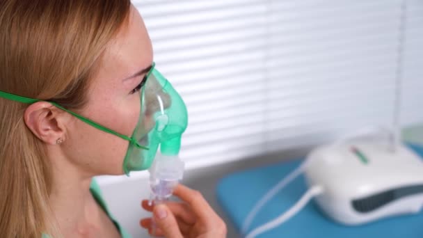 Mujer Enferma Con Dolor Garganta Hace Inhalación Con Máscara Cara — Vídeo de stock
