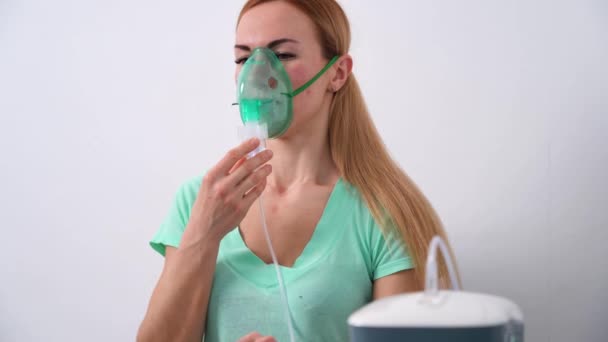 Gros Plan Jeune Femme Utilisant Masque Respiratoire Inhalant Des Médicaments — Video