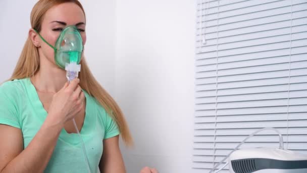 Zieke Vrouw Met Keelpijn Inhaleert Met Masker Zijn Gezicht Zieke — Stockvideo