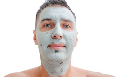 Çamur maskeli yetişkin bir adam beyazın üzerinde izole edilmiş.