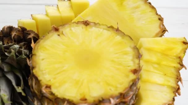 切碎的菠萝片 好吃极了 热带夏季食品概念 — 图库视频影像