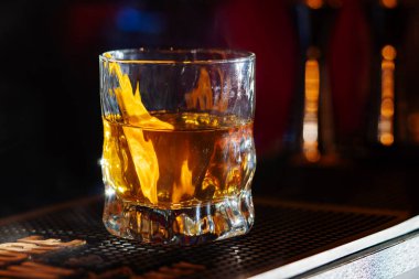 Barda bir bardak viski ve buz.