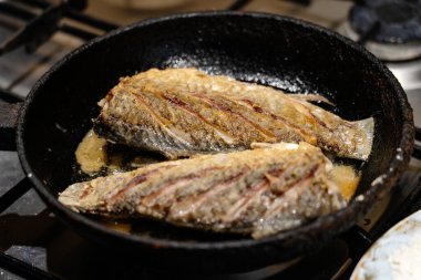 Tava için kızarmış balık sazan balığı.