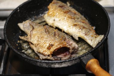 Tava için kızarmış balık sazan balığı.