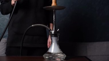 Nargile hazırlanıyor. Adım adım. Nargileci adam nargile yakıp duman üflüyor...