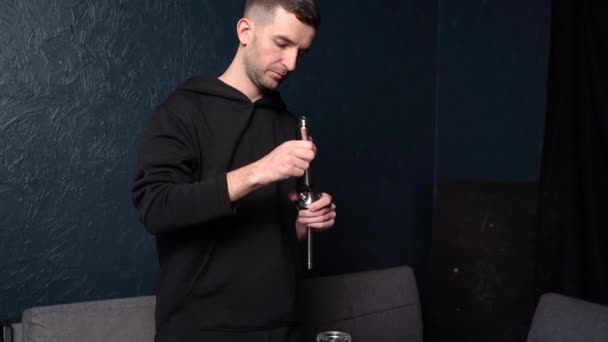 Förbereder Fnask Steg För Steg Hookah Man Sätter Ihop Hookah — Stockvideo