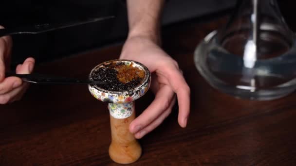 Nargile Hazırlanıyor Adım Adım Nargileci Adam Nargile Barında Tütün Tıkadı — Stok video