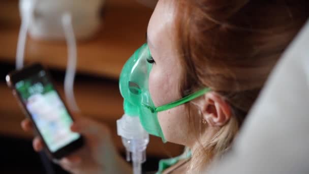 Procedura Inhalacji Domu Chora Kobieta Odpręża Się Telefonem Domu — Wideo stockowe