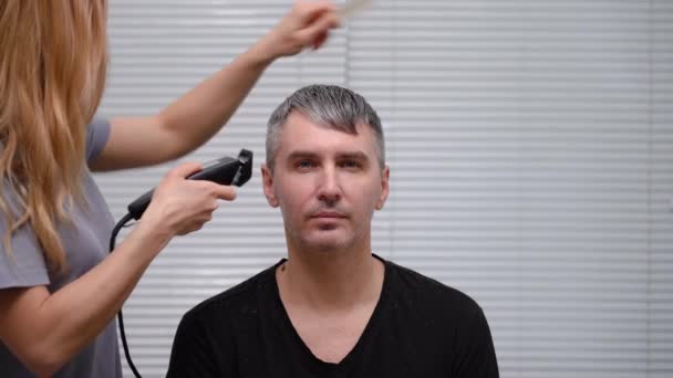 Homme Fait Couper Les Cheveux Maison Pendant Les Mesures Isolement — Video