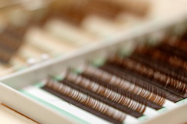 Kirpiklerim. Kirpik uzantısı için kapatma aracı.