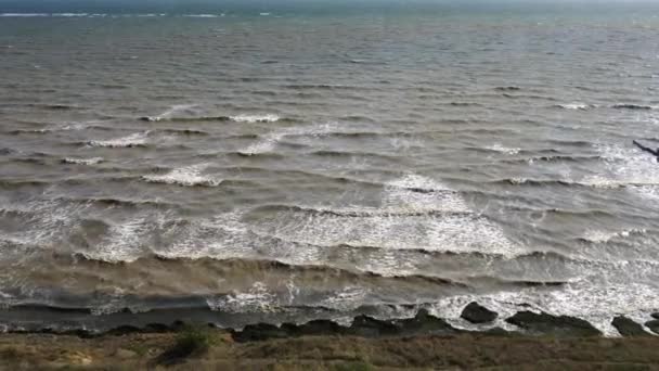 Güneşli Havada Deniz Kıyısında Dalgalar Denizde Güzel Dalgalar Bulutlu Üst — Stok video