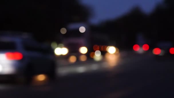 Şehir Caddesinde Trafik Sıkışıklığında Araba Işıklarından Yuvarlak Renkli Bokeh Parlıyor — Stok video