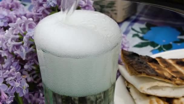 Champagne Foam Poured Edge Glass Festive Table — Stock Video