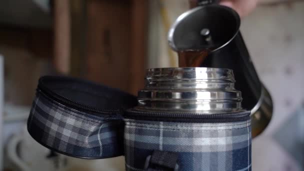 Giet verse gekookte koffie in de thermoskan in de keuken — Stockvideo
