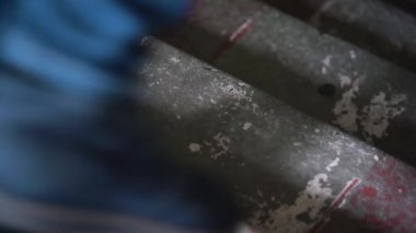 Zarif ayakkabılı erkekler merdivenlerden aşağı iniyor..