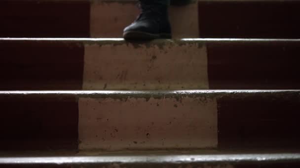 Herrenfüße gehen in eleganten Schuhen die Treppe hinunter. — Stockvideo