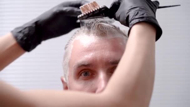 Processo de pintura mens cabelo em branco — Vídeo de Stock