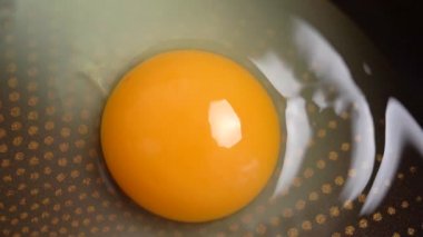Yumurta çiğ ve hazır, makro atışla kızartılır..