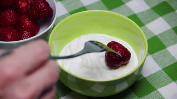 Sumerja las fresas maduras en crema, crema agria y coma — Vídeo de stock