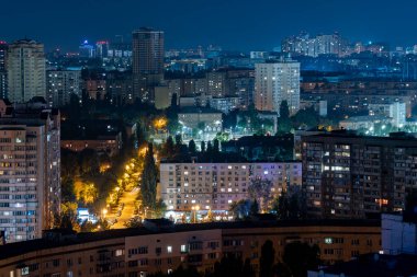 Gece manzarası, evlerin pencerelerinden gelen ışıklar, gökyüzündeki yıldızlar, uyuma alanı.