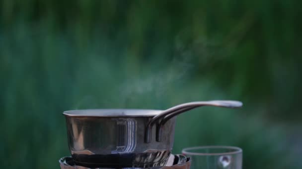 El vapor se eleva por encima del cuenco tomando el sol en un quemador de gas no en la naturaleza — Vídeos de Stock