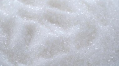 Beyaz kristal şeker dağları güzelce parlar ve döner.