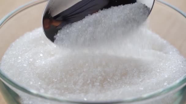El azúcar blanca se digiere en un tazón y se cuchara — Vídeos de Stock