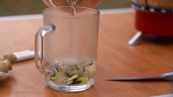 Making green tea with ginger in nature — Stock Video