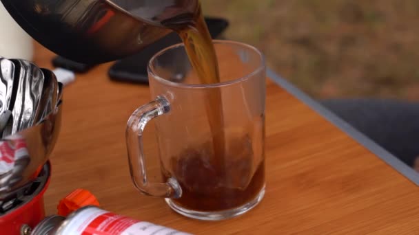 Coffee and milk poured into a clear cup — Stock Video