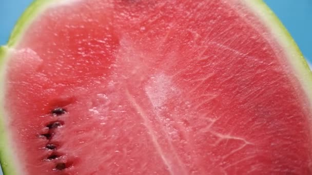 Halvmogen vattenmelon med frön på en tallrik — Stockvideo