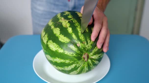 Ripe red watermelon cut in half with a knife — Stock Video