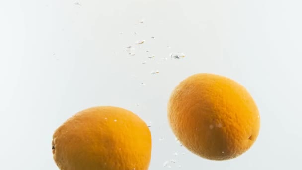 Naranjas en el agua. Montones de naranjas. — Vídeos de Stock