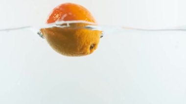 Sudaki portakallar. Bir sürü portakal..