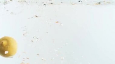 Limonlar ve portakallar suda. Bir sürü meyve..