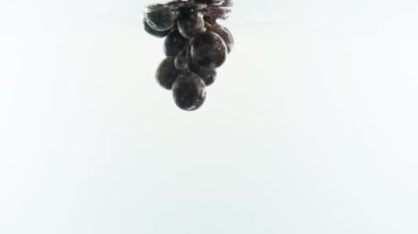 Suda bir sürü üzüm var. Düşen üzümler.