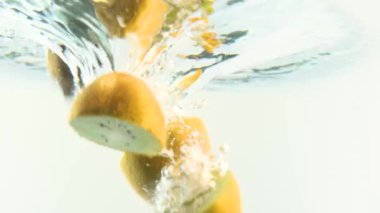 Suda Kivi var. Bir sürü kivi..