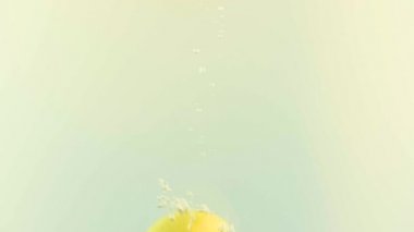 Sudaki elmalar. Daha fazla elma.