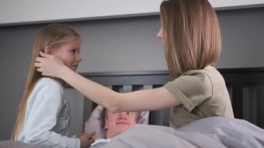 Annem kızıyla oynuyor. Sabah erkenden.