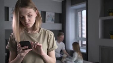 Telefonlu kız. Sabah yatak odasında..