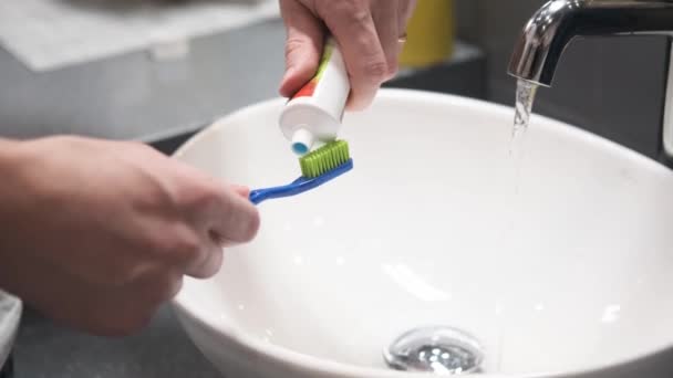 人の手だ。歯磨き粉のチューブ. — ストック動画