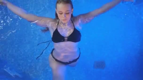 Una ragazza sulla schiena. Ricreazione sull'acqua. — Video Stock