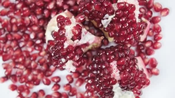 Garnet pieces. Top view. Pomegranate seeds. — Stock Video