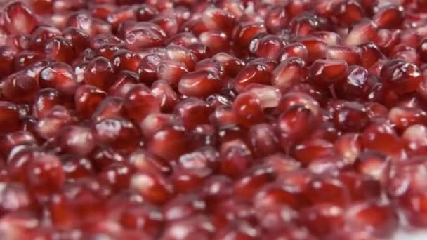 Pomegranate seeds. Close-up. Rotation. Bright red. — Stock Video