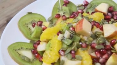 Meyve salatası. Ballı meyveler..