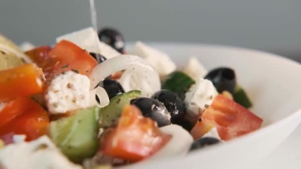 Yunan salatası. Beslenme düzeni. Yakın plan.. — Stok video
