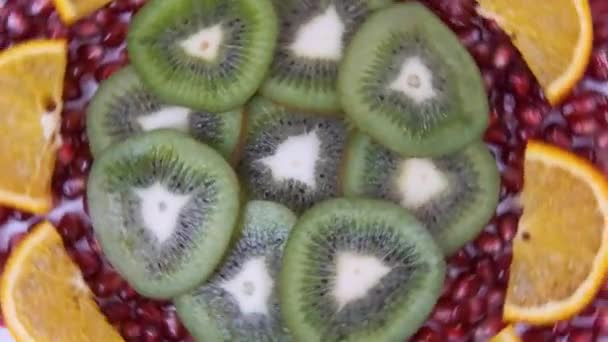 Ensalada de frutas. Kiwi, granada, naranja. — Vídeos de Stock