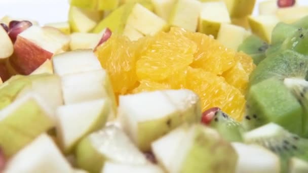 Ingredienser för fruktsallad. Närbild — Stockvideo