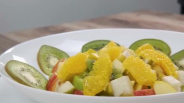Meyve salatası. Meyve dilimleri düşer..